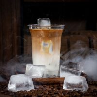 عکس گرافیکی تبلیغاتی برای قهوه میلو شامل یک لیوان شیرقهوه و چند یخ