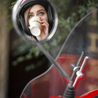 یک زن با قهوه روی موتور