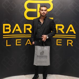 عکاسی ایونت - اینفلوئنسر که یک بازیگر یک محصول برند باربارا در دست دارد